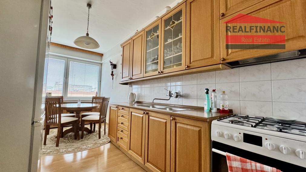 Ponúkam na predaj v centre mesta veľký tehlový 3 izbový byt s halou + veľká loggia veľkou pivnicou a garážou v uzatvorenom dvore