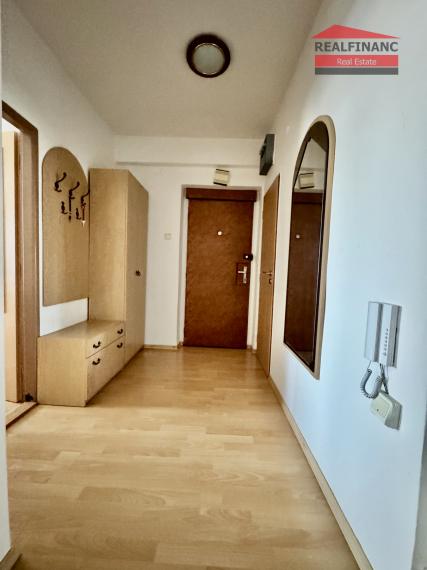 Ponúkam na predaj v centre mesta veľký tehlový 3 izbový byt s halou + veľká loggia veľkou pivnicou a garážou v uzatvorenom dvore