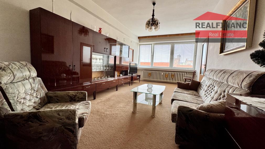 Ponúkam na predaj v centre mesta veľký tehlový 3 izbový byt s halou + veľká loggia veľkou pivnicou a garážou v uzatvorenom dvore