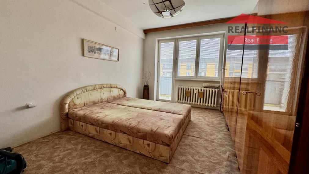 Ponúkam na predaj v centre mesta veľký tehlový 3 izbový byt s halou + veľká loggia veľkou pivnicou a garážou v uzatvorenom dvore