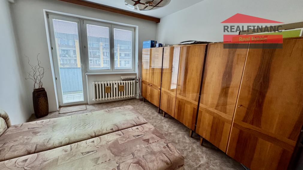 Ponúkam na predaj v centre mesta veľký tehlový 3 izbový byt s halou + veľká loggia veľkou pivnicou a garážou v uzatvorenom dvore