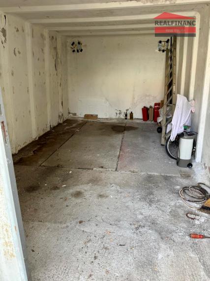 Ponúkam na predaj v centre mesta veľký tehlový 3 izbový byt s halou + veľká loggia veľkou pivnicou a garážou v uzatvorenom dvore