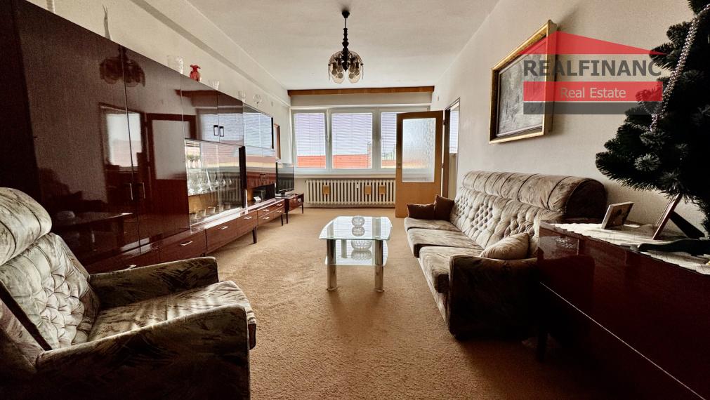 Ponúkam na predaj v centre mesta veľký tehlový 3 izbový byt s halou + veľká loggia veľkou pivnicou a garážou v uzatvorenom dvore