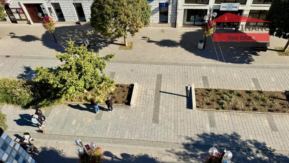 Ponúkam na predaj v centre mesta veľký tehlový 3 izbový byt s halou + veľká loggia veľkou pivnicou a garážou v uzatvorenom dvore