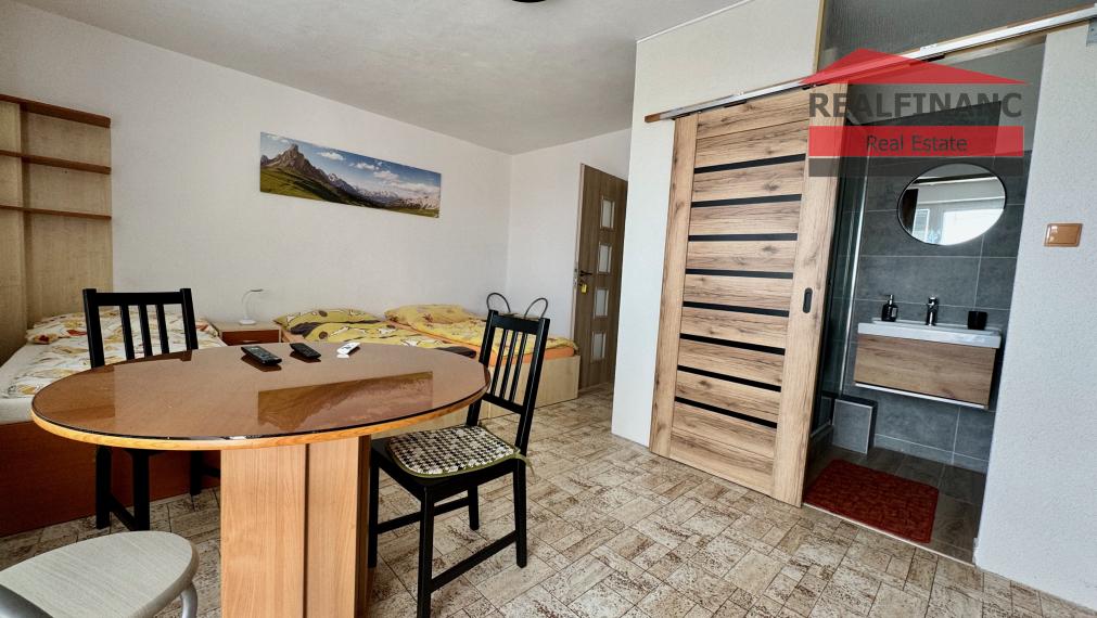 TOP PONUKA!! Na predaj priestranný 6.-izb. dvojgeneračný dom s garážou, 4x kúpeľňa, 612m2 pozemok, obec Smolenice