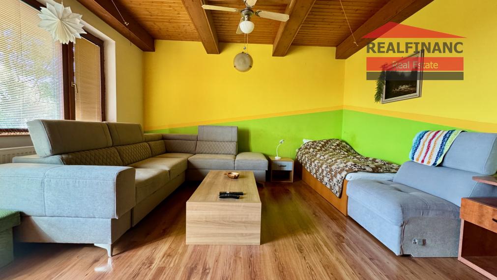 TOP PONUKA!! Na predaj priestranný 6.-izb. dvojgeneračný dom s garážou, 4x kúpeľňa, 612m2 pozemok, obec Smolenice