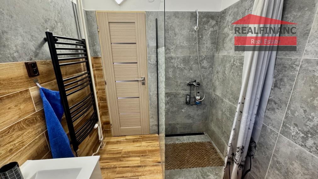 TOP PONUKA!! Na predaj priestranný 6.-izb. dvojgeneračný dom s garážou, 4x kúpeľňa, 612m2 pozemok, obec Smolenice