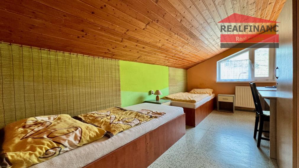 TOP PONUKA!! Na predaj priestranný 6.-izb. dvojgeneračný dom s garážou, 4x kúpeľňa, 612m2 pozemok, obec Smolenice