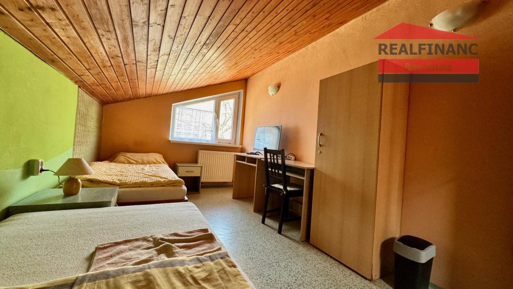 TOP PONUKA!! Na predaj priestranný 6.-izb. dvojgeneračný dom s garážou, 4x kúpeľňa, 612m2 pozemok, obec Smolenice