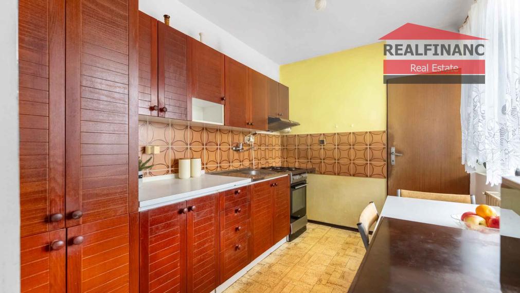 REALFINANC – 100% aktuálny! 35 ročný - 5 izbový rodinný dom s garážou, pozemok 692 m2, Opoj !