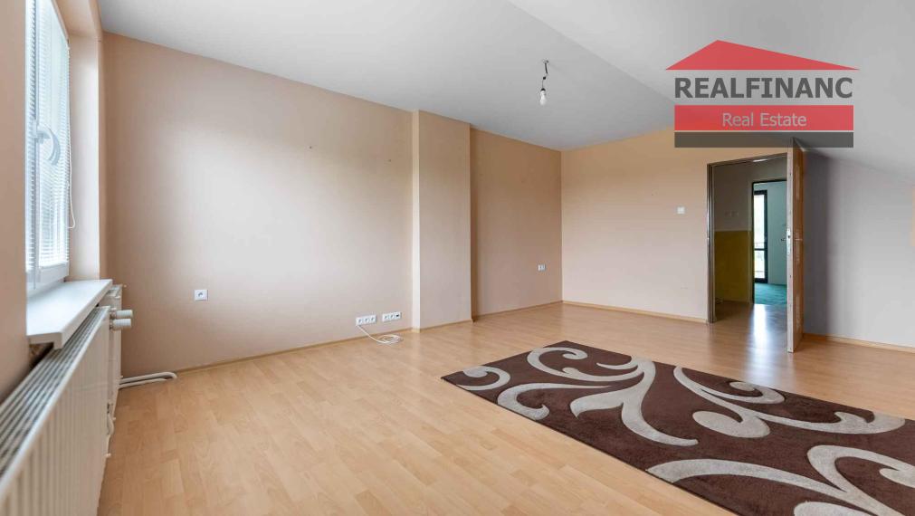 REALFINANC – 100% aktuálny! 35 ročný - 5 izbový rodinný dom s garážou, pozemok 692 m2, Opoj !