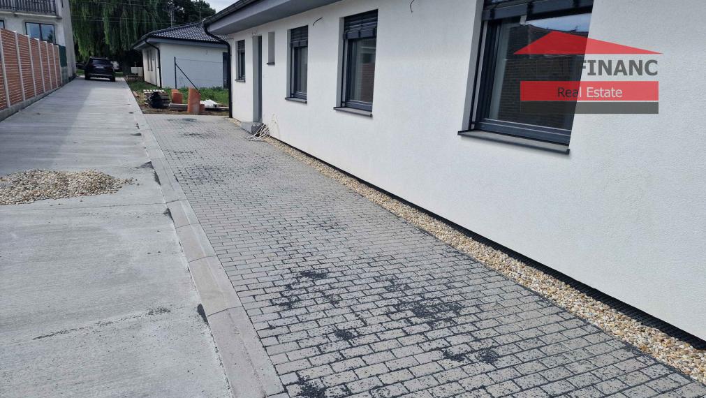 100% aktuálny ! Novostavba 4 izbový Rodinný Dom, 3x parkovacie miesto, pozemok 304 m2, fotovoltaika, Hrnčiarovce nad Parnou !