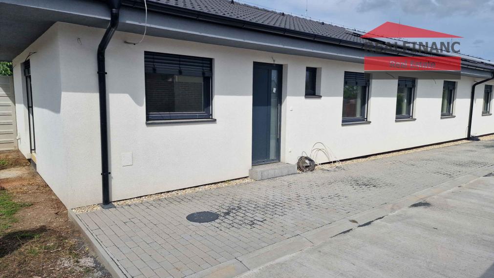 100% aktuálny ! Novostavba 4 izbový Rodinný Dom, 3x parkovacie miesto, pozemok 304 m2, fotovoltaika, Hrnčiarovce nad Parnou !