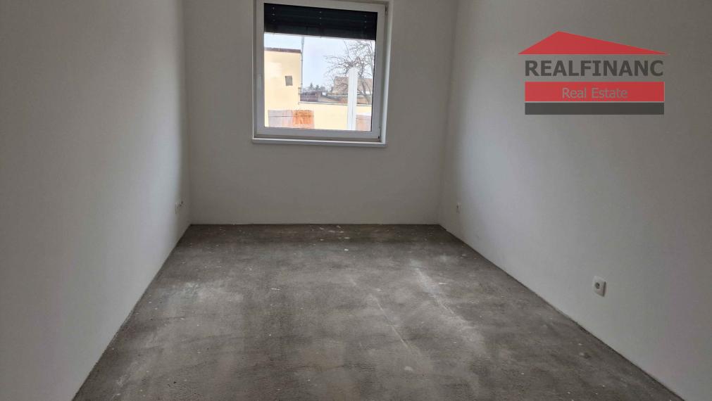 100% aktuálny ! Novostavba 4 izbový Rodinný Dom, 3x parkovacie miesto, pozemok 304 m2, fotovoltaika, Hrnčiarovce nad Parnou !