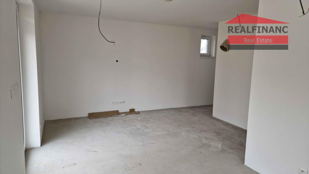 100% aktuálny ! Novostavba 4 izbový Rodinný Dom, 3x parkovacie miesto, pozemok 304 m2, fotovoltaika, Hrnčiarovce nad Parnou !