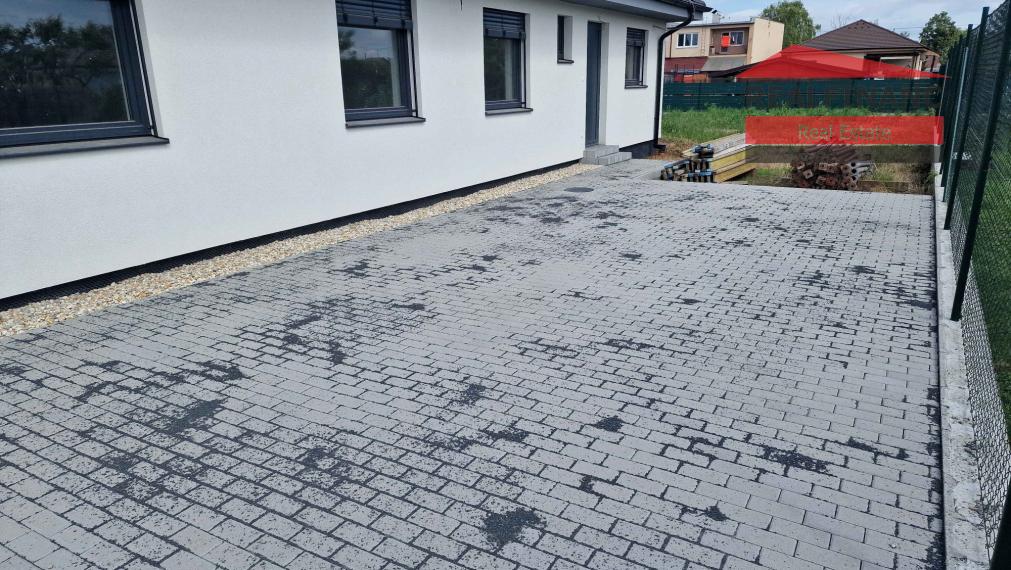 100% aktuálny ! Novostavba 4 izbový Rodinný Dom, 3x parkovacie miesto, pozemok 582 m2, fotovoltaika, Hrnčiarovce nad Parnou !