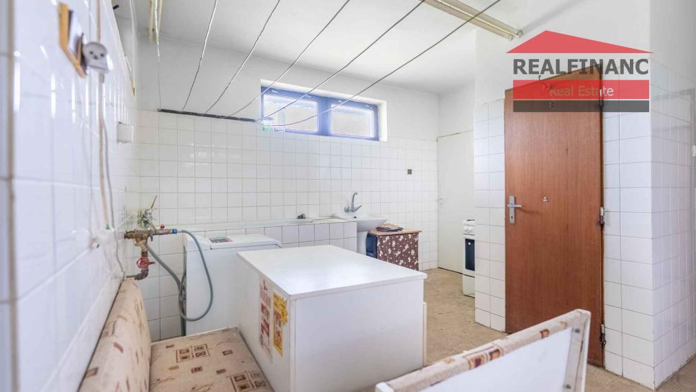 REALFINANC – 100% aktuálny! 35 ročný - 5 izbový rodinný dom s garážou, pozemok 692 m2, Opoj !