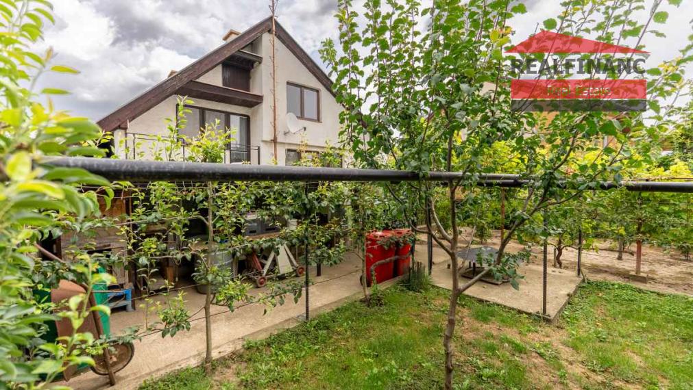 REALFINANC – 100% aktuálny! 35 ročný - 5 izbový rodinný dom s garážou, pozemok 692 m2, Opoj !