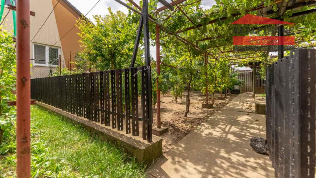 REALFINANC – 100% aktuálny! 35 ročný - 5 izbový rodinný dom s garážou, pozemok 692 m2, Opoj !