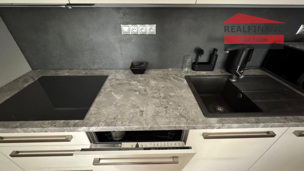 # CITY RESIDENCE # Exkluzívny 2.-izb. kompletne zariadený byt s terasou, 2x šatník, CENTRUM MESTA