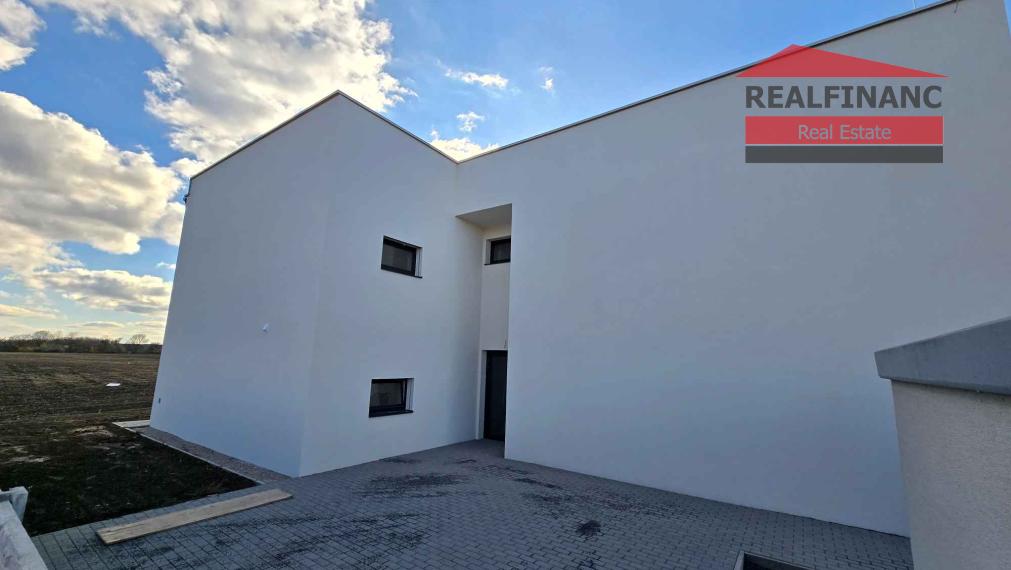 REALFINANC – 100% aktuálny! Novostavba 2 izbový murovaný byt 67,28 m2 v štandarte s kuchynskou linkou !