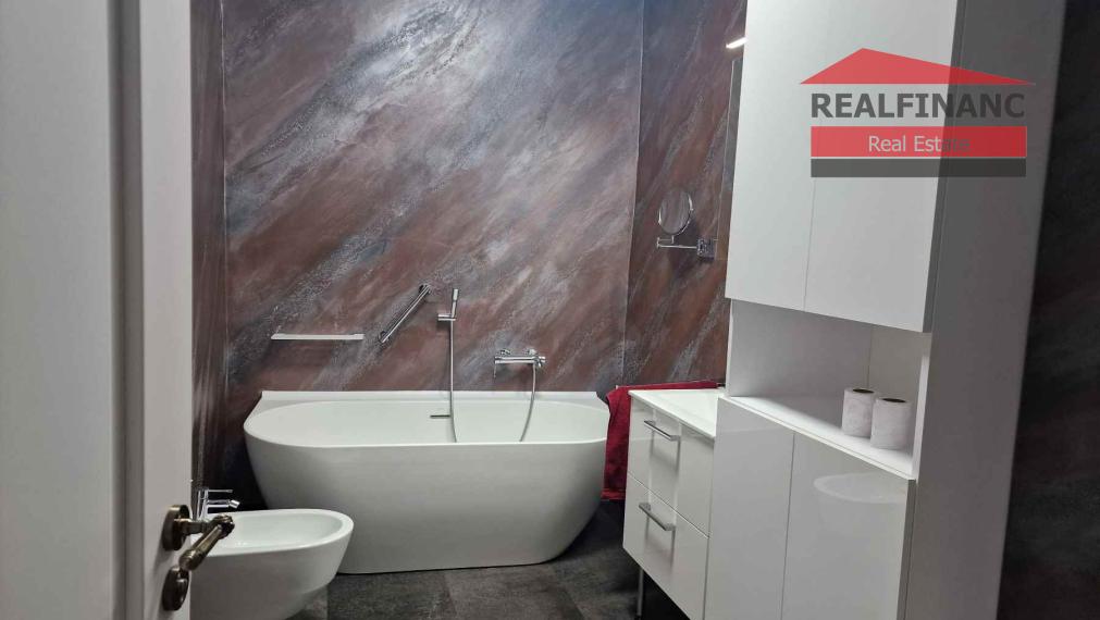 REALFINANC 100% aktuálny – Reprezentatívny moderný 1 izbový byt 63 m2 + terasa 20 m2 v historickom centre mesta Trnava.