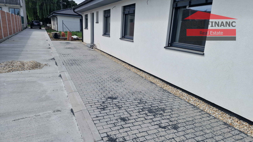 100% aktuálny ! Novostavba 4 izbový Rodinný Dom, 3x parkovacie miesto, pozemok 304 m2, fotovoltaika, Hrnčiarovce nad Parnou !