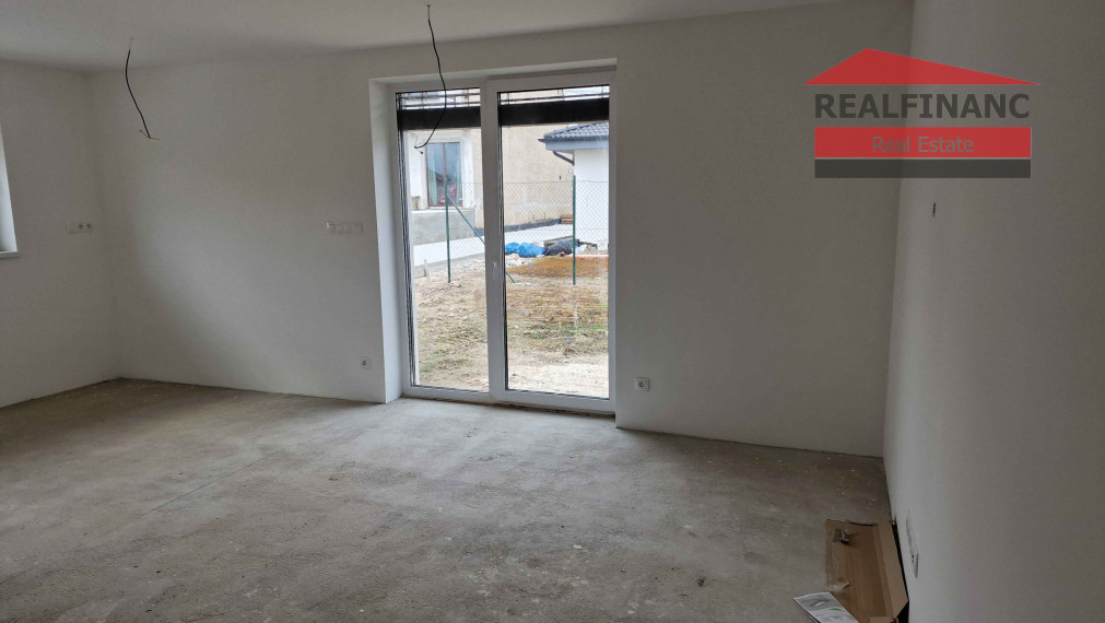 100% aktuálny ! Novostavba 4 izbový Rodinný Dom, 3x parkovacie miesto, pozemok 304 m2, fotovoltaika, Hrnčiarovce nad Parnou !