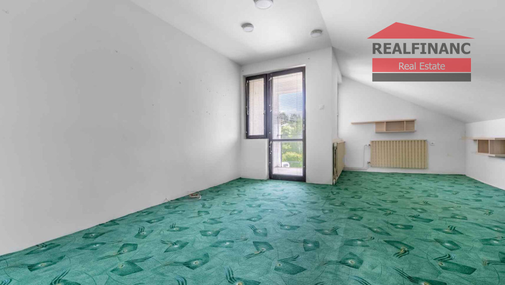 REALFINANC – 100% aktuálny! 35 ročný - 5 izbový rodinný dom s garážou, pozemok 692 m2, Opoj !