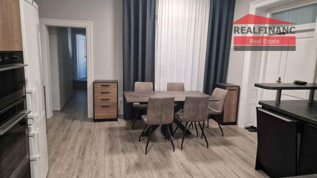 REALFINANC 100% aktuálny – Reprezentatívny moderný 1 izbový byt 63 m2 + terasa 20 m2 v historickom centre mesta Trnava.