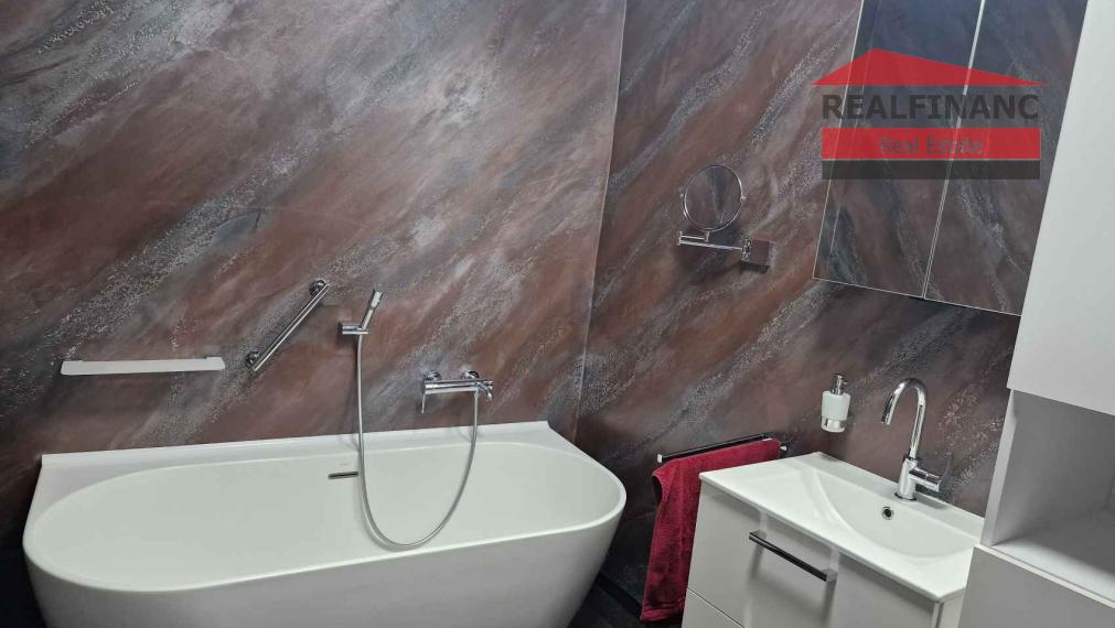 REALFINANC 100% aktuálny – Reprezentatívny moderný 1 izbový byt 63 m2 + terasa 20 m2 v historickom centre mesta Trnava.