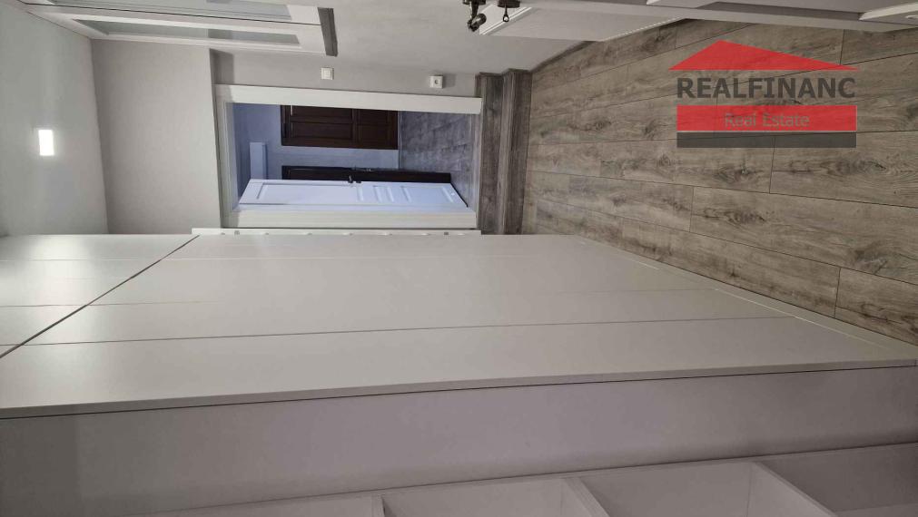 REALFINANC 100% aktuálny – Reprezentatívny moderný 1 izbový byt 63 m2 + terasa 20 m2 v historickom centre mesta Trnava.