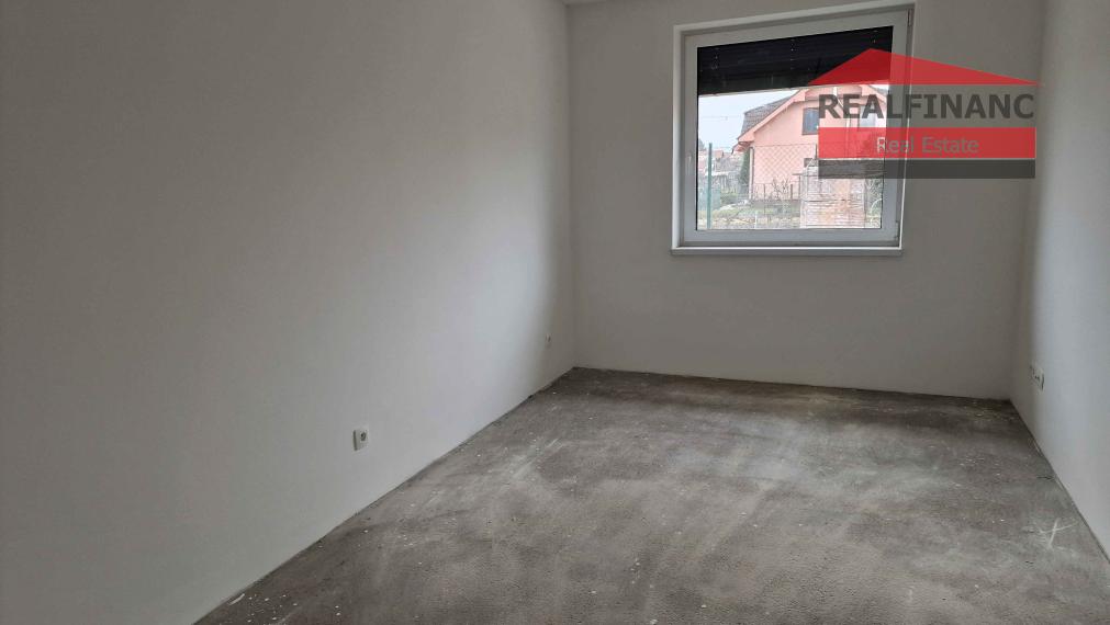 100% aktuálny ! Novostavba 4 izbový Rodinný Dom, 3x parkovacie miesto, pozemok 582 m2, fotovoltaika, Hrnčiarovce nad Parnou !