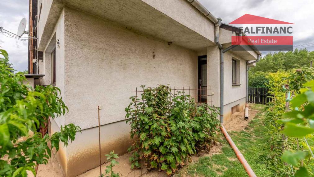 REALFINANC – 100% aktuálny! 35 ročný - 5 izbový rodinný dom s garážou, pozemok 692 m2, Opoj !