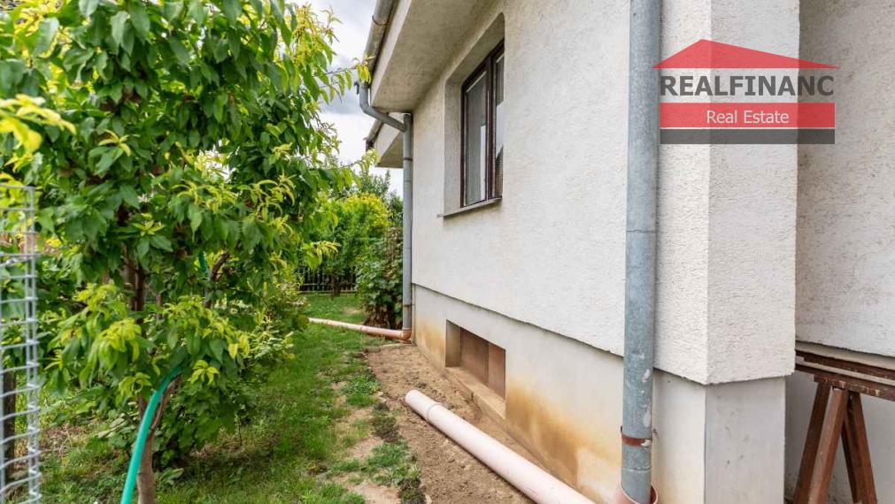 REALFINANC – 100% aktuálny! 35 ročný - 5 izbový rodinný dom s garážou, pozemok 692 m2, Opoj !