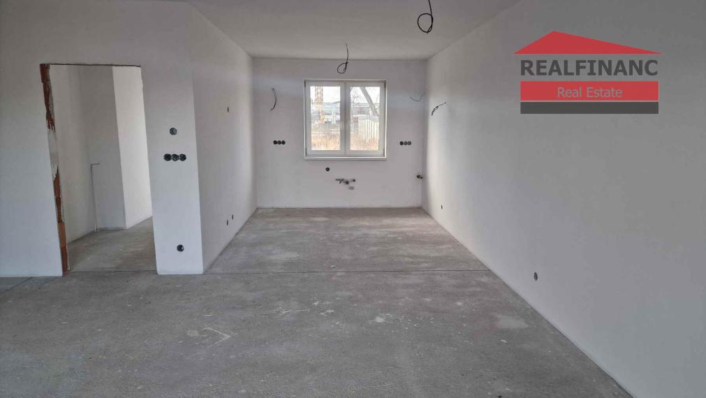 REALFINANC – 100% aktuálny! Novostavba 4 izbový tehlový rodinný dom byt 122 m2 + 3 x parkovacie miesto!