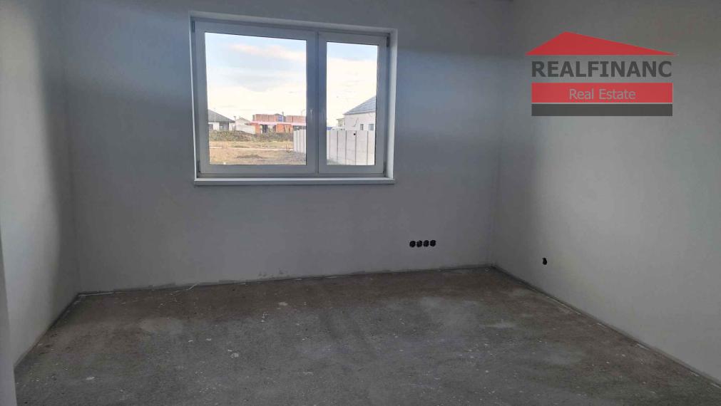 REALFINANC – 100% aktuálny! Novostavba 4 izbový tehlový rodinný dom byt 122 m2 + 3 x parkovacie miesto!