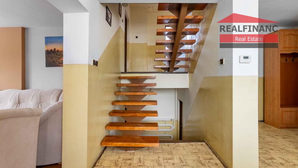 REALFINANC – 100% aktuálny! 35 ročný - 5 izbový rodinný dom s garážou, pozemok 692 m2, Opoj !