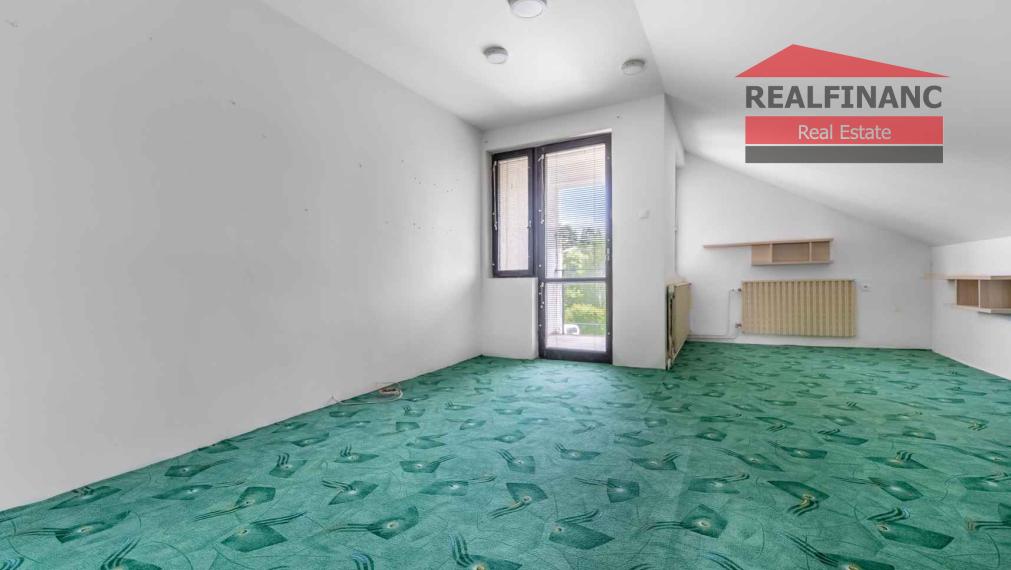 REALFINANC – 100% aktuálny! 35 ročný - 5 izbový rodinný dom s garážou, pozemok 692 m2, Opoj !