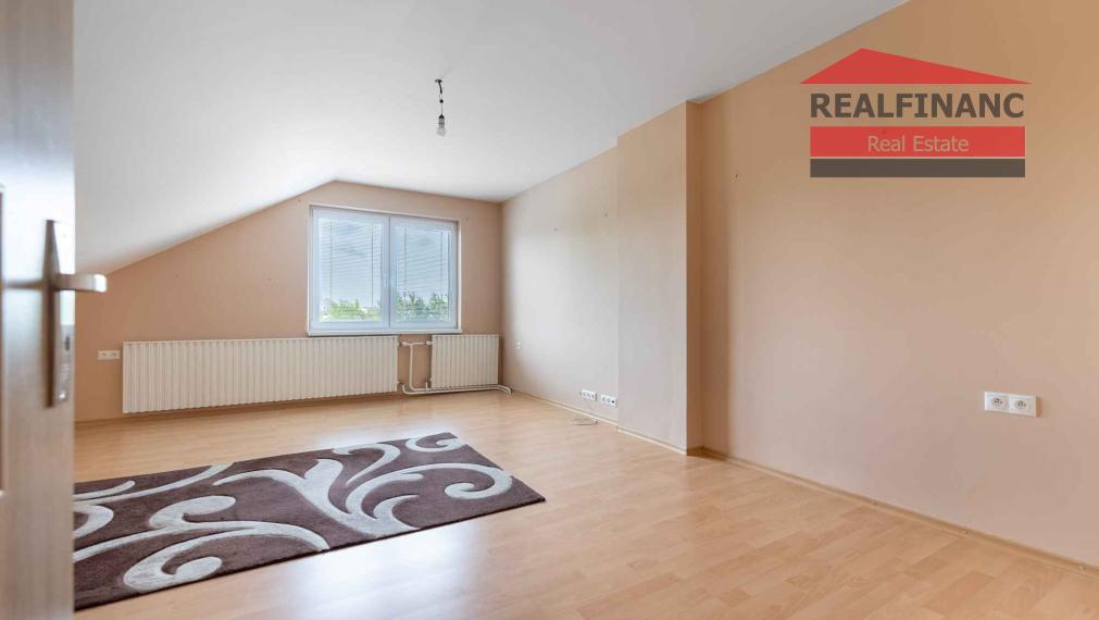 REALFINANC – 100% aktuálny! 35 ročný - 5 izbový rodinný dom s garážou, pozemok 692 m2, Opoj !