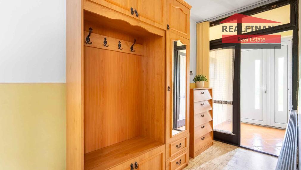 REALFINANC – 100% aktuálny! 35 ročný - 5 izbový rodinný dom s garážou, pozemok 692 m2, Opoj !