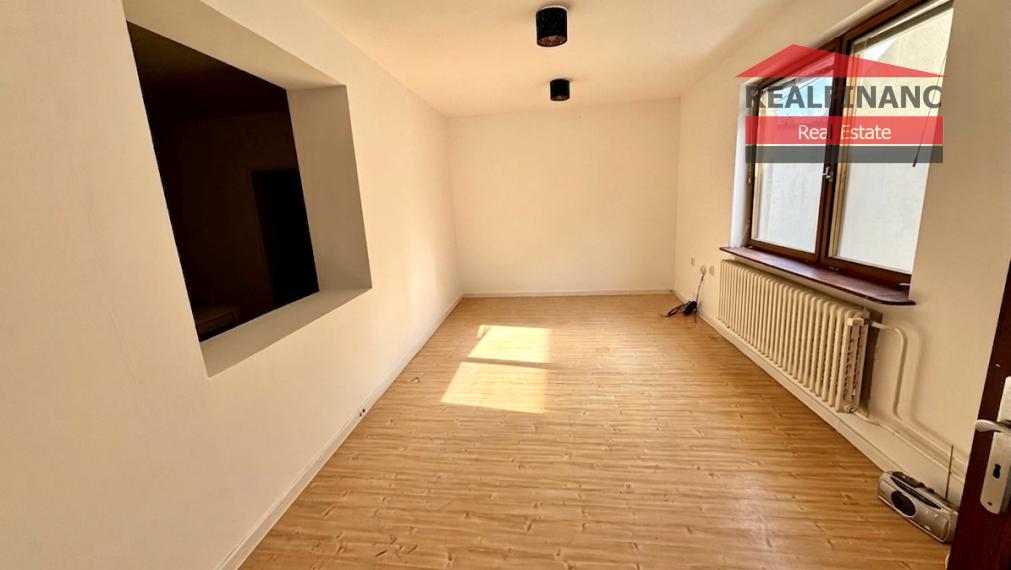 Na predaj rodinný dom s 10 árovým pozemkom a podnikateľským potenciálom v obci Veľké Kostoľany