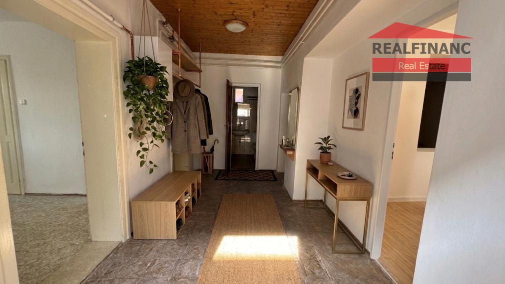 Na predaj rodinný dom s 10 árovým pozemkom a podnikateľským potenciálom v obci Veľké Kostoľany