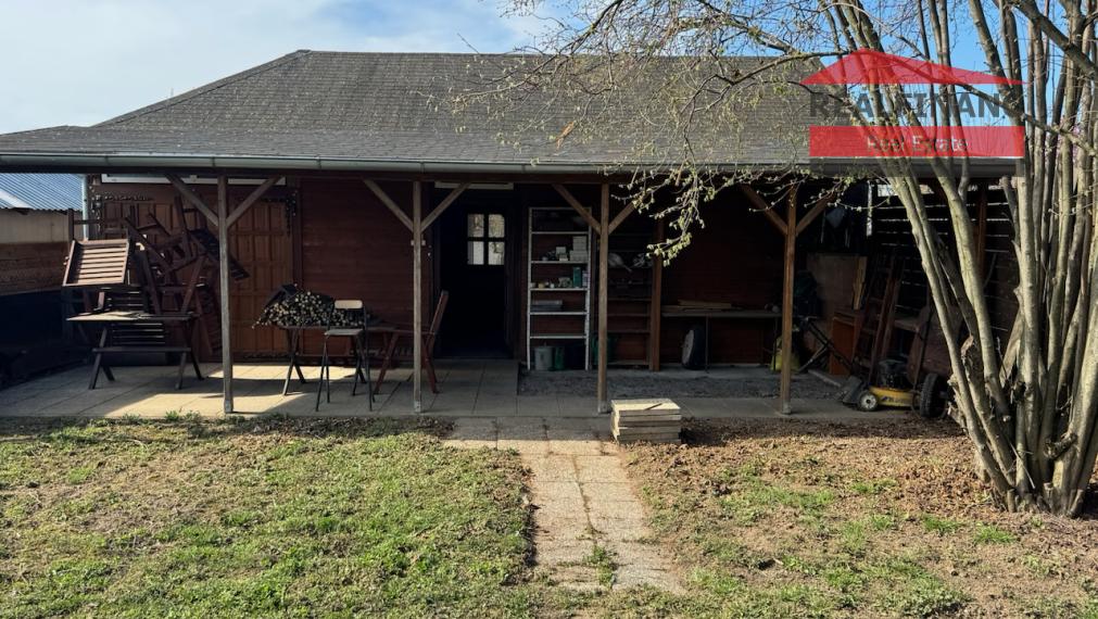 Na predaj rodinný dom s 10 árovým pozemkom a podnikateľským potenciálom v obci Veľké Kostoľany