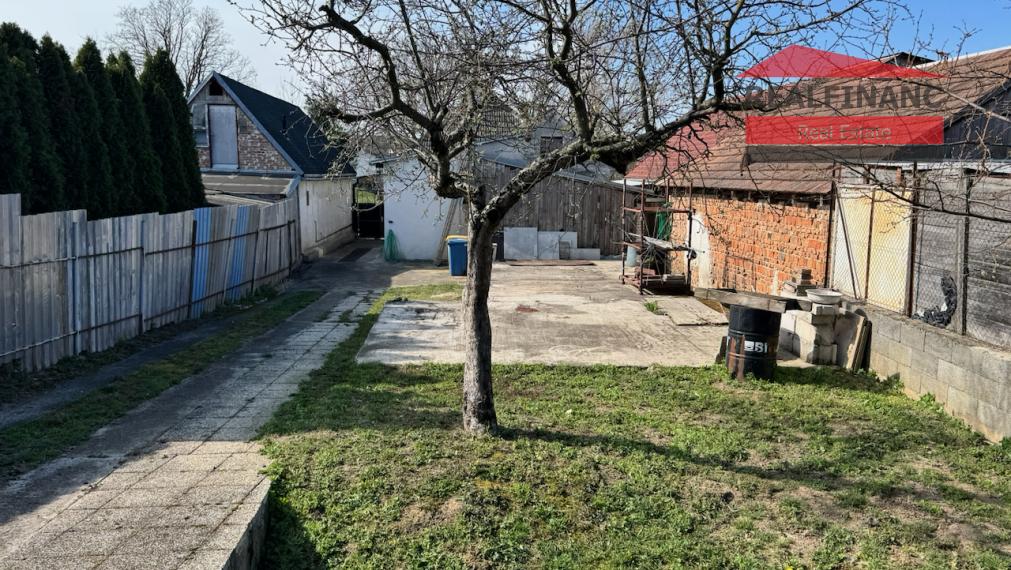 Na predaj rodinný dom s 10 árovým pozemkom a podnikateľským potenciálom v obci Veľké Kostoľany