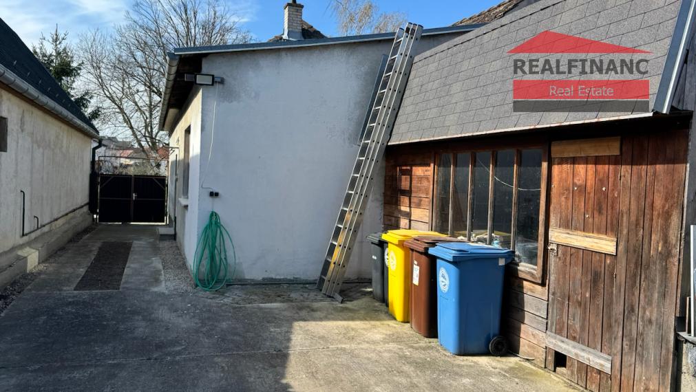 Na predaj rodinný dom s 10 árovým pozemkom a podnikateľským potenciálom v obci Veľké Kostoľany