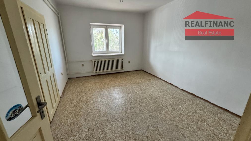 Na predaj rodinný dom s 10 árovým pozemkom a podnikateľským potenciálom v obci Veľké Kostoľany