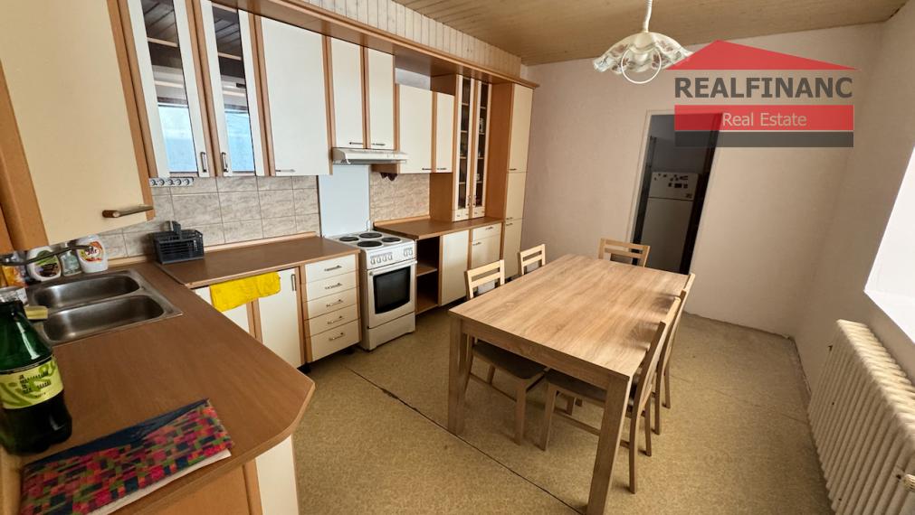 Na predaj rodinný dom s 10 árovým pozemkom a podnikateľským potenciálom v obci Veľké Kostoľany