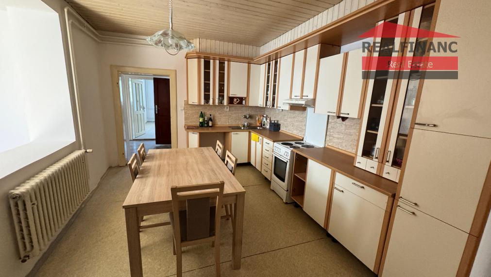 Na predaj rodinný dom s 10 árovým pozemkom a podnikateľským potenciálom v obci Veľké Kostoľany