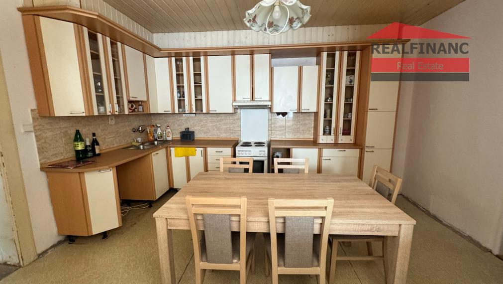 Na predaj rodinný dom s 10 árovým pozemkom a podnikateľským potenciálom v obci Veľké Kostoľany